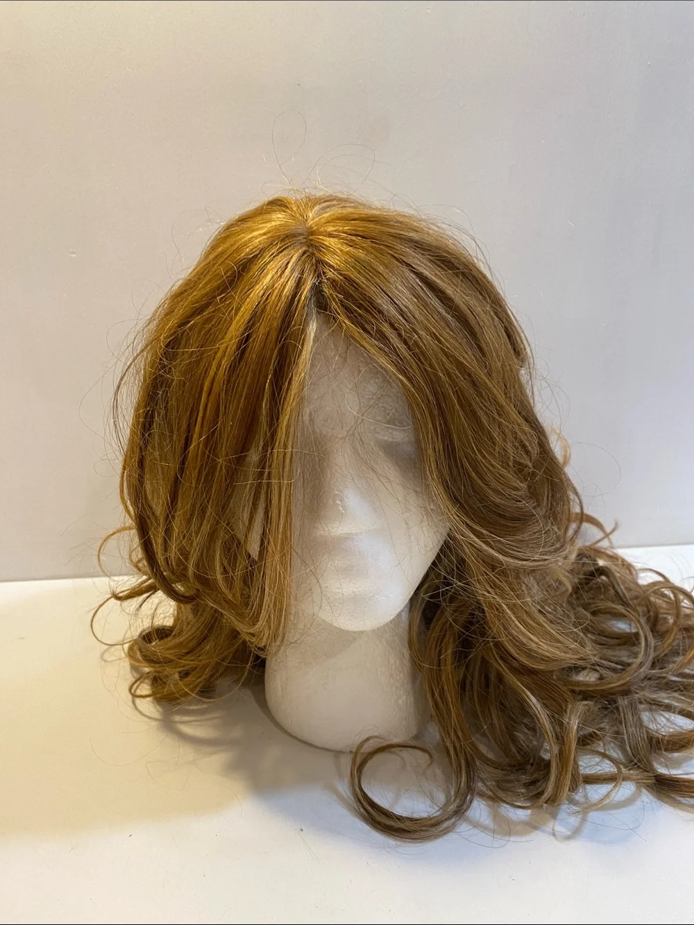 SHAKE & GO Women's Long Wavy Synthetic Wig in Light Ginger Brown